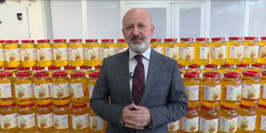 Kocasinan Belediye Başkanı Ahmet Çolakbayrakdar aspir bitkisi tarlasında inceleme yapıyor