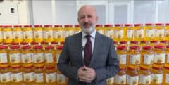 Kocasinan Belediye Başkanı Ahmet Çolakbayrakdar aspir bitkisi tarlasında inceleme yapıyor
