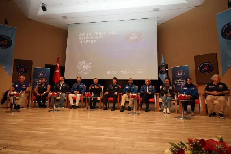 Çocuklarla buluşmanın kendilerini derinden etkilediğini belirten Türkiye'nin ilk astronotu Tuğgeneral Alper Gezeravcı, b