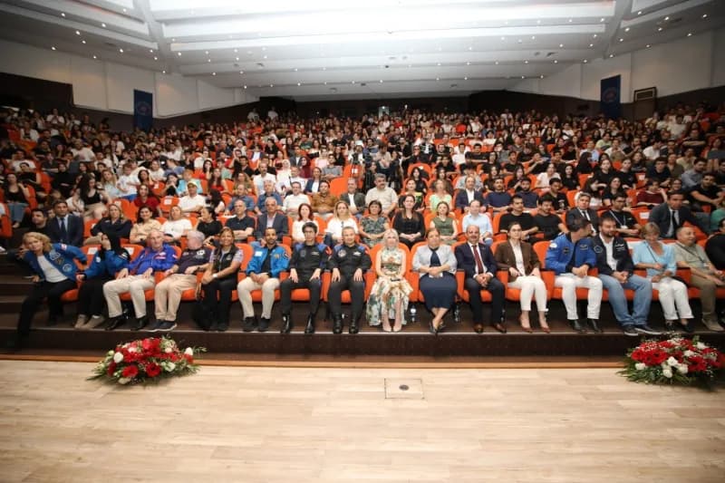 Çocuklarla buluşmanın kendilerini derinden etkilediğini belirten Türkiye'nin ilk astronotu Tuğgeneral Alper Gezeravcı, b