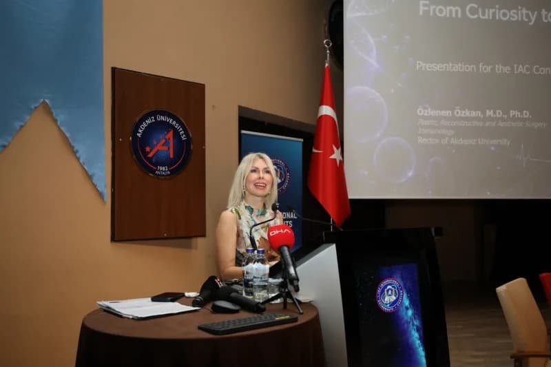 Akdeniz Üniversitesi Rektörü Prof. Dr. Özlenen Özkan, astronotlara ve bilim insanlarına hitaben yaptığı konuşmada Uzay A