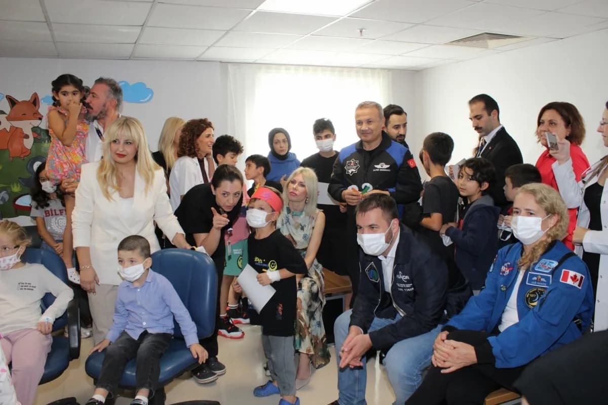 Akdeniz Üniversitesi'nde 11 astronot, önce kanser tedavisi gören çocukların hayallerine ortak olarak onlara moral verdi,