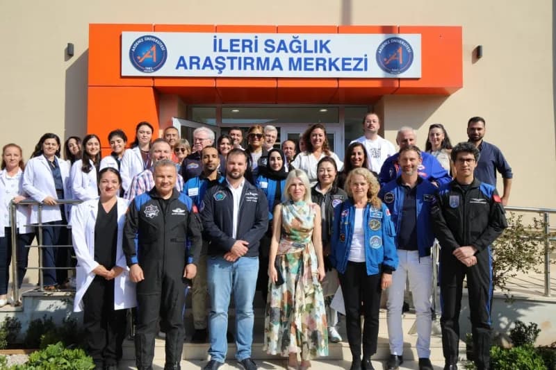 Akdeniz Üniversitesi'nde 11 astronot, önce kanser tedavisi gören çocukların hayallerine ortak olarak onlara moral verdi,