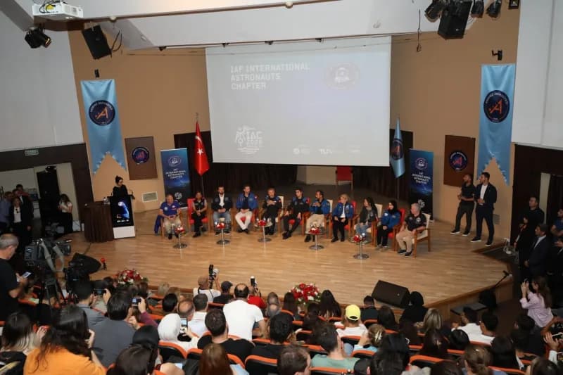 Çocuklarla buluşmanın kendilerini derinden etkilediğini belirten Türkiye'nin ilk astronotu Tuğgeneral Alper Gezeravcı, b