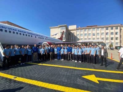 Antalya Aksu’daki uçak okulunda dört astronot öğrencilerle bir arada