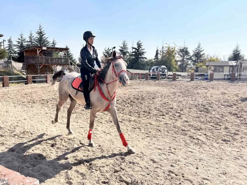 Ankara'da dikkat eksikliği ve hiperaktivite sorunu yaşayan çocuklar, at çiftliğinde aldıkları binici
