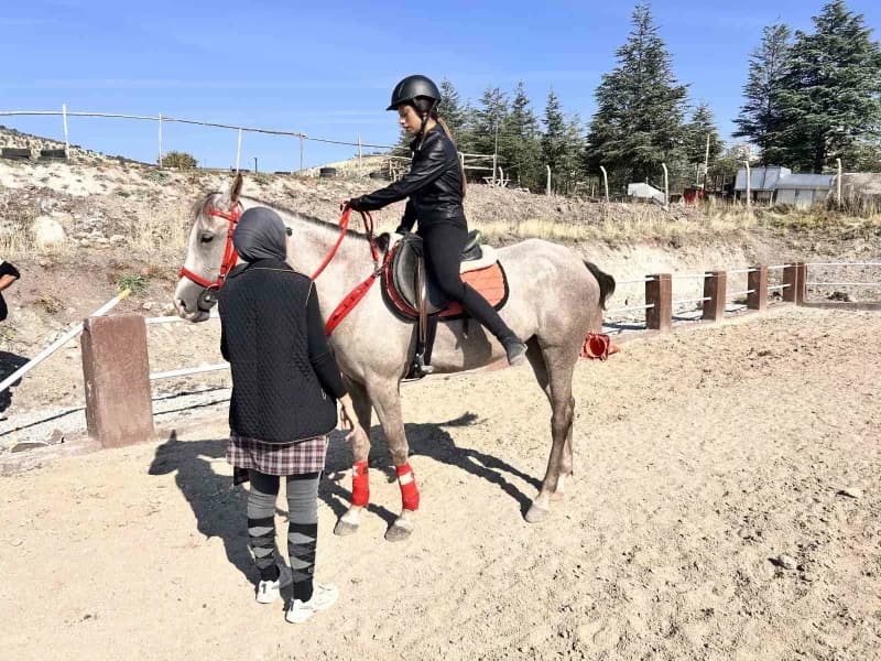 Ankara'da dikkat eksikliği ve hiperaktivite sorunu yaşayan çocuklar, at çiftliğinde aldıkları binici