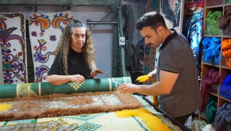 İzmir'de geleneksel keçe sanatıyla modern ürünler üreten Arif Cön tezgah başında çalışıyor