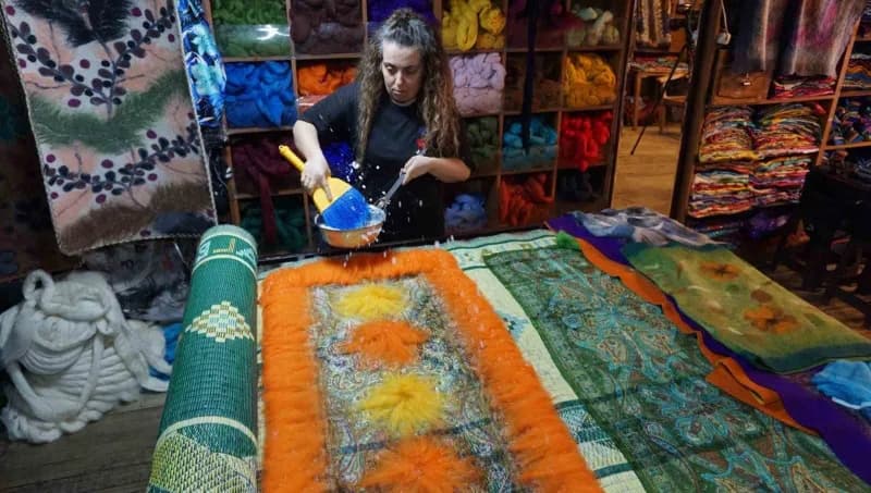 Karadeniz Teknik Üniversitesi İşletme Bölümü'nden mezun olduktan sonra ata mesleğine yönelen Arif Cön, çoban kepeneğinde