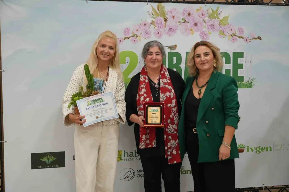 Dereceye giren yarışmacılara plaket verildi