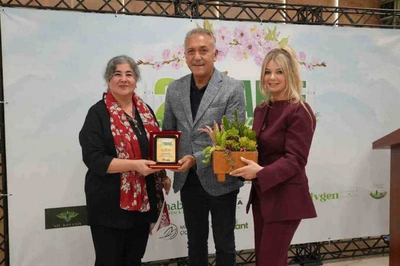 Atakum Belediye Başkan Yardımcısı Suat Yıldız (Ortada) ve yarışmacılar