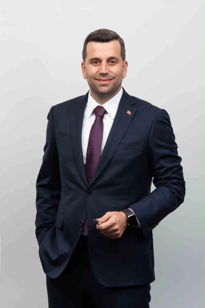 Ataşehir Belediyesi Başkanvekilliği seçiminde Cumhur İttifakı'nın adayı Serdar Orhan, AK Parti ve MHP'den 18 oy ve 1 bağ