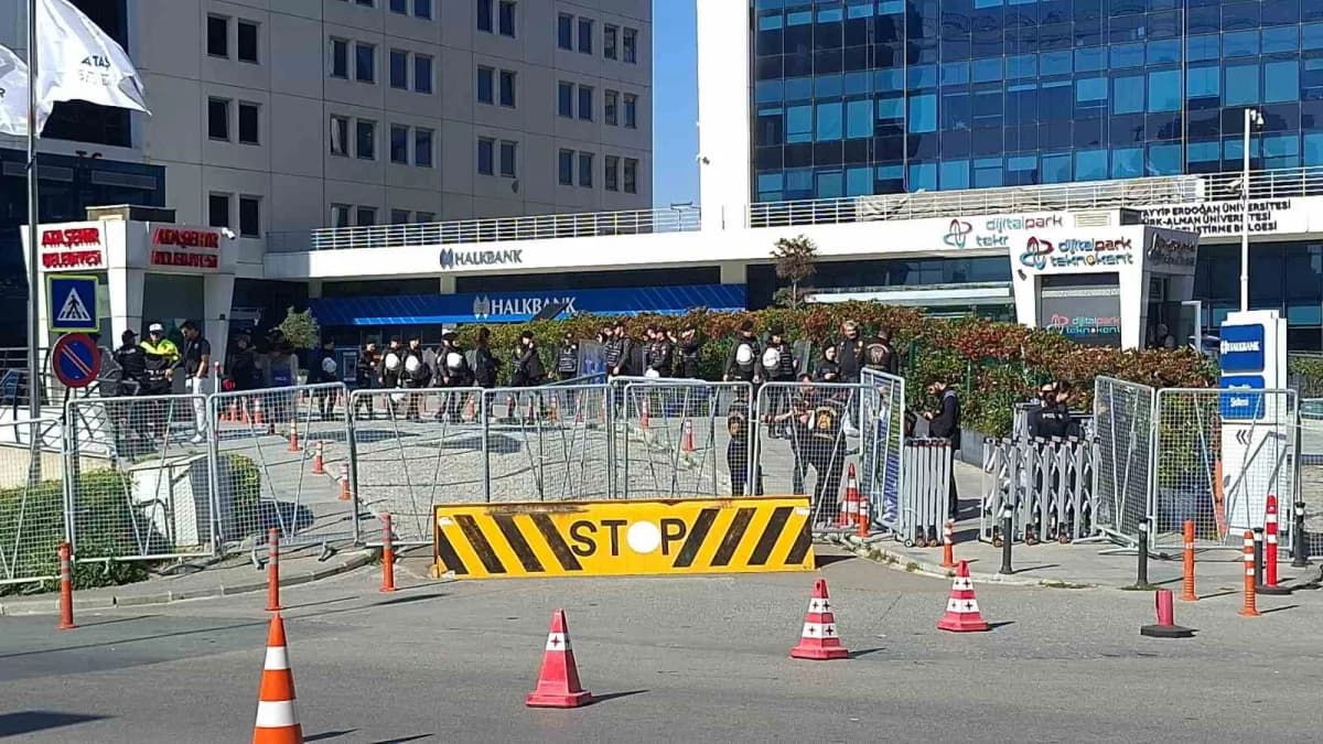 Ataşehir Belediyesi Başkanvekilliği seçiminde Cumhur İttifakı'nın adayı Serdar Orhan, AK Parti ve MHP'den 18 oy ve 1 bağ