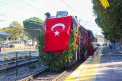 Atatürk’ün Manisa’ya gelişinin 101. yılı töreninde protokol üyeleri ve vatandaşlar tarihi tren garında bir arada