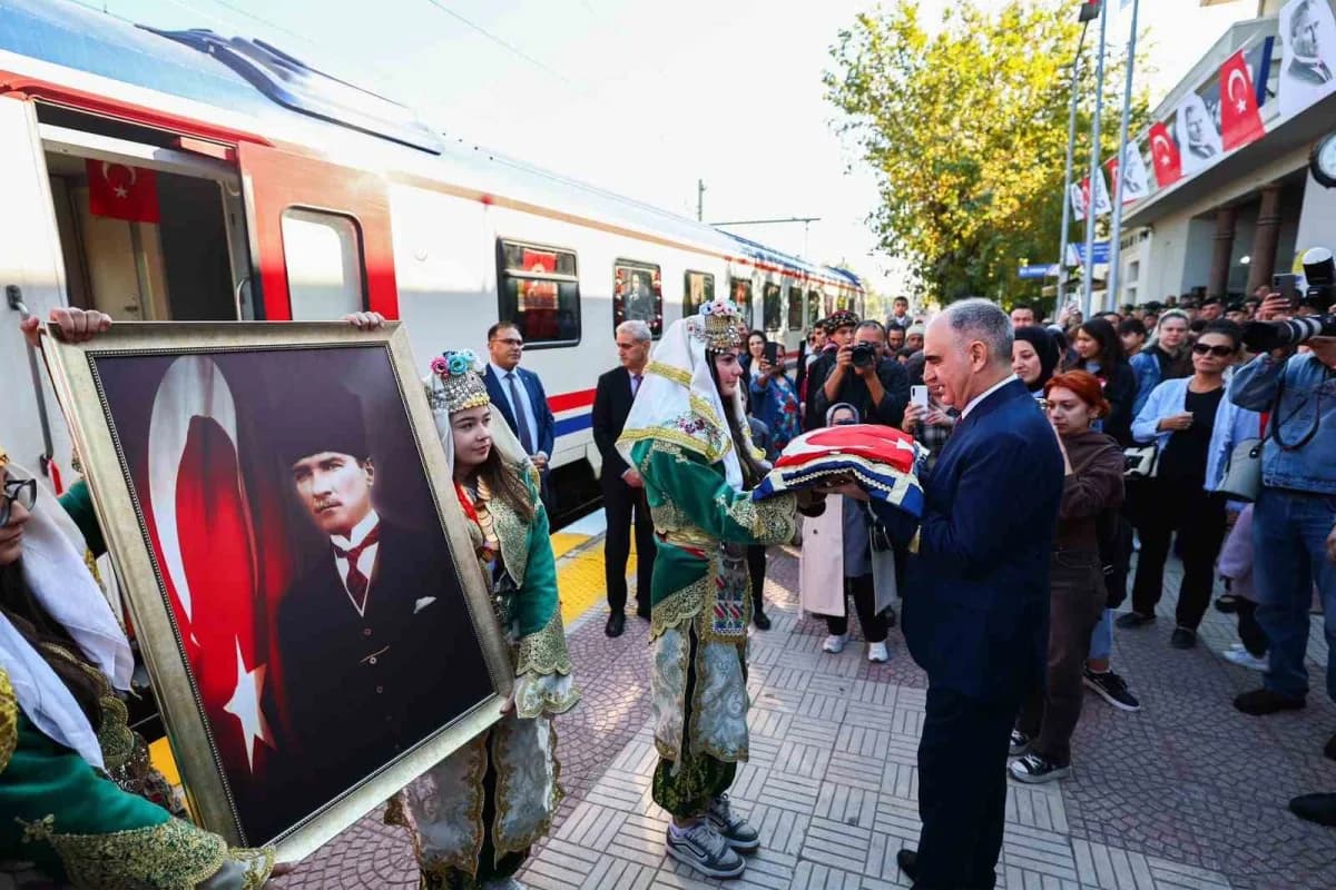 Türkiye Türkiye Cumhuriyeti’nin kurucusu Gazi Mustafa Kemal Atatürk’ün Manisa’yı ziyaretinin 101’inci yıl dönümü, düzenl