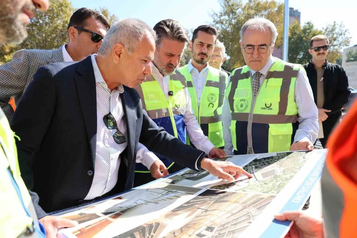 Bursa Büyükşehir Belediye Başkan Vekili Şahin Biba, imalatı süren Atatürk Spor Salonu’nda teknik incelemelerde bulundu v
