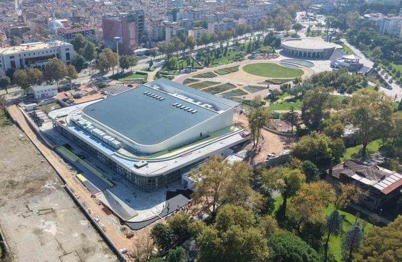 Bursa Büyükşehir Belediye Başkan Vekili Şahin Biba, imalatı süren Atatürk Spor Salonu’nda teknik incelemelerde bulundu v