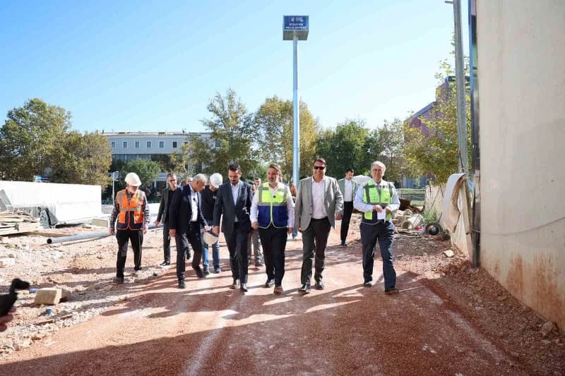 Bursa Büyükşehir Belediye Başkan Vekili Şahin Biba, imalatı süren Atatürk Spor Salonu’nda teknik incelemelerde bulundu v