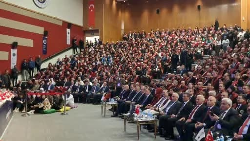 Atatürk Üniversitesi 2026-2027 akademik yılı açılış töreninden bir kare, konuşma yapan rektör ve kat