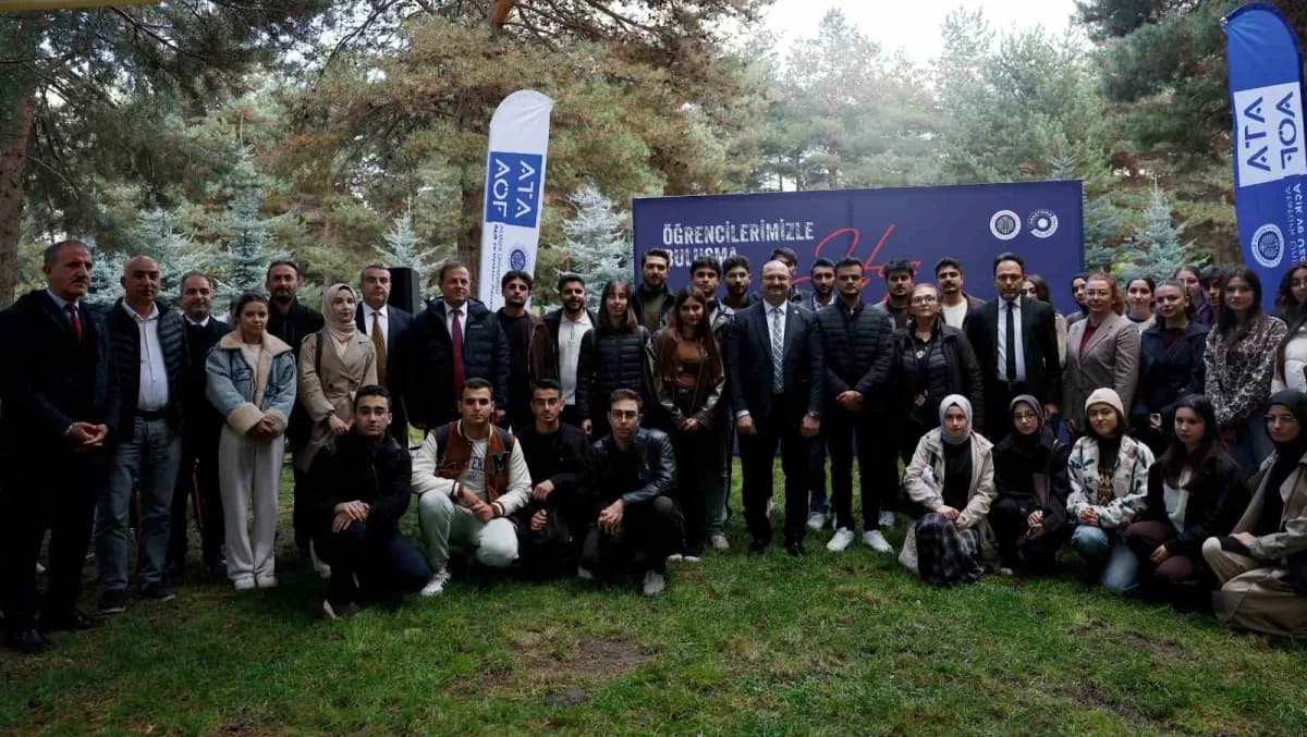 Atatürk Üniversitesi Rektörü Prof. Dr. Ahmet Hacımüftüoğlu öğrencilerle kampüste sohbet ederken