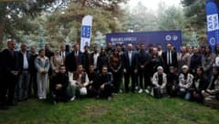 Atatürk Üniversitesi Rektörü Prof. Dr. Ahmet Hacımüftüoğlu öğrencilerle kampüste sohbet ederken