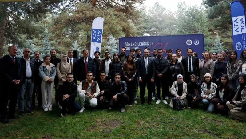 Atatürk Üniversitesi Rektörü Prof. Dr. Ahmet Hacımüftüoğlu öğrencilerle kampüste sohbet ederken