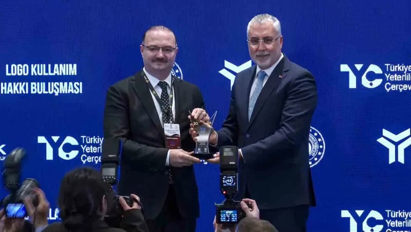 Atatürk Üniversitesi Rektörü Prof. Dr. Ahmet Hacımüftüoğlu, Çalışma Bakanı Prof. Dr. Vedat