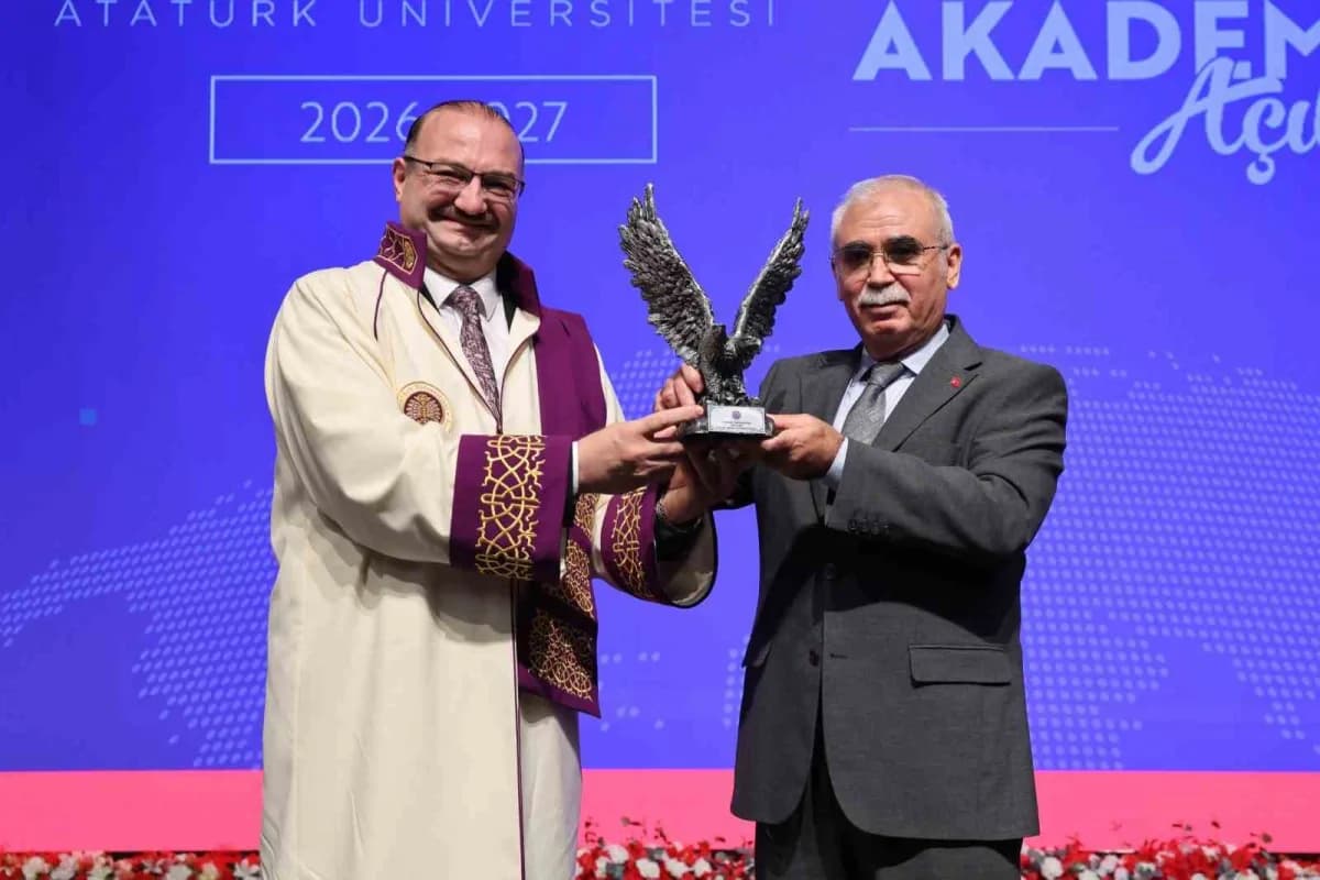 Anayasa Mahkemesi Başkanı Kadir Özkaya’ya (Sağda) Atatürk Üniversitesi Rektörü Prof. Dr. Ahmet Hacım