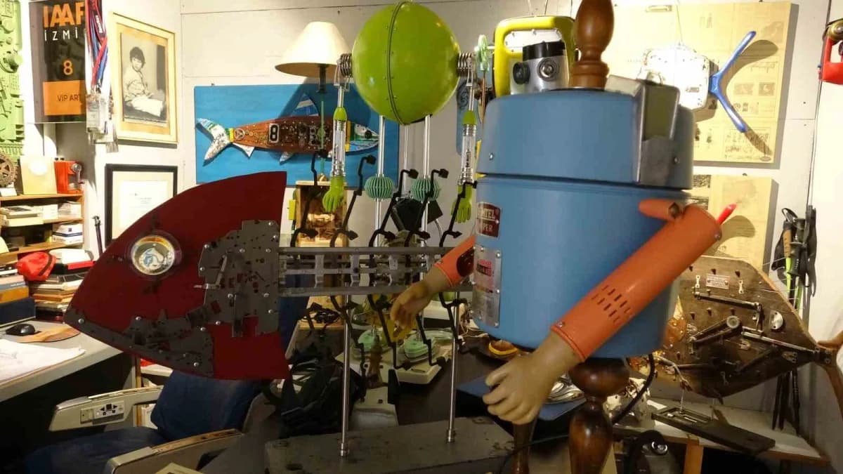 Antalya'da atık elektronik malzemelerden sanat eserleri yapan Kürşat Gür'ün atölyesi