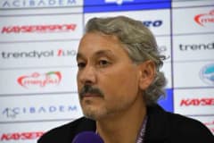 Kayserispor Teknik Direktörü Atila Gerin basın toplantısında açıklama yapıyor