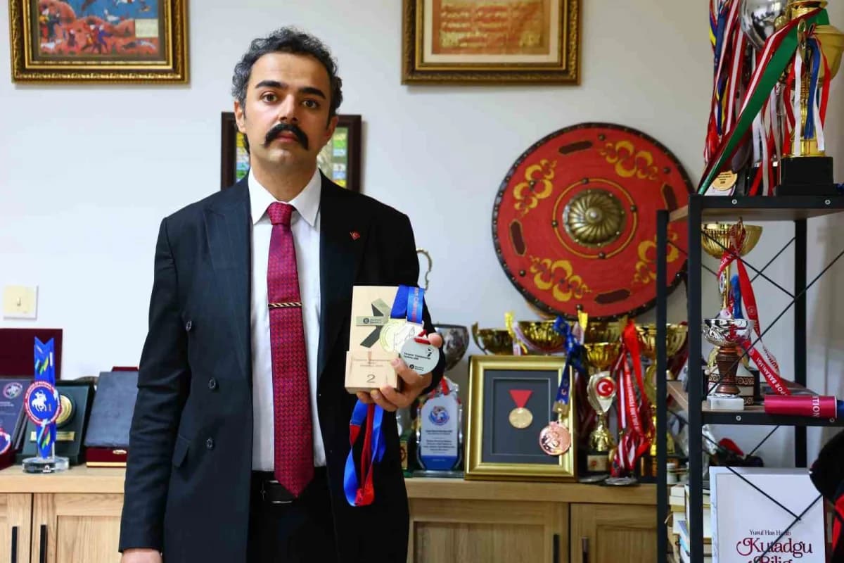 Veysel Batuhan Bay, İspanya’da düzenlenen Atlı Okçuluk Avrupa Şampiyonası’nda madalya töreninde