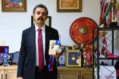 Veysel Batuhan Bay, İspanya’da düzenlenen Atlı Okçuluk Avrupa Şampiyonası’nda madalya töreninde