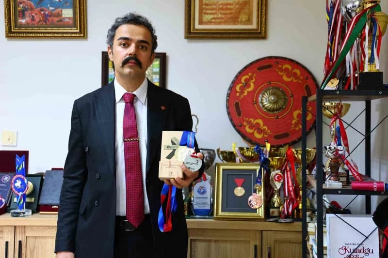 Veysel Batuhan Bay, İspanya’da düzenlenen Atlı Okçuluk Avrupa Şampiyonası’nda madalya töreninde