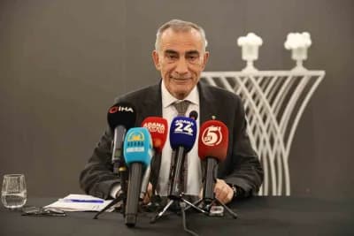 Adana Ticaret Odası Başkanı Yücel Bayram basın açıklaması yaparken