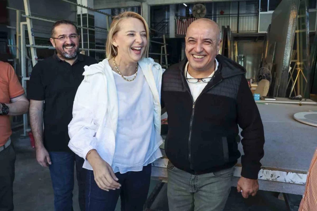 ATSO Başkan Adayı Hatice Öz, ekibiyle birlikte Antalya Eski Sanayi Sitesi’nde esnaf ve tüccarlarla buluştu. İşletmeleri