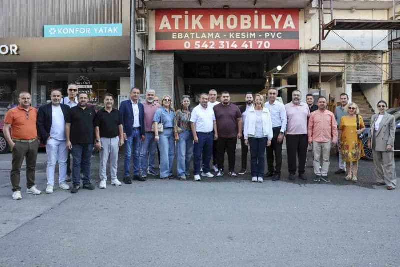 Antalya Eski Sanayi Sitesi’nde ATSO Başkan Adayı Hatice Öz esnafla görüşüyor