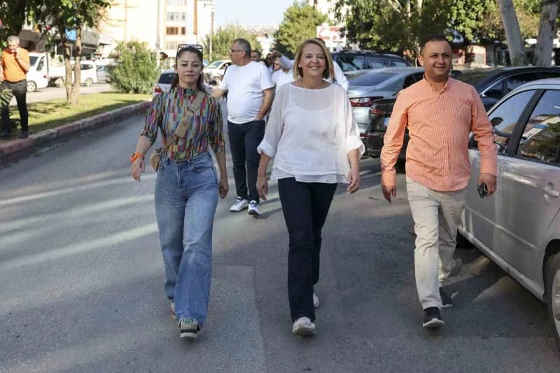 ATSO Başkan Adayı Hatice Öz, ekibiyle birlikte Antalya Eski Sanayi Sitesi’nde esnaf ve tüccarlarla buluştu. İşletmeleri