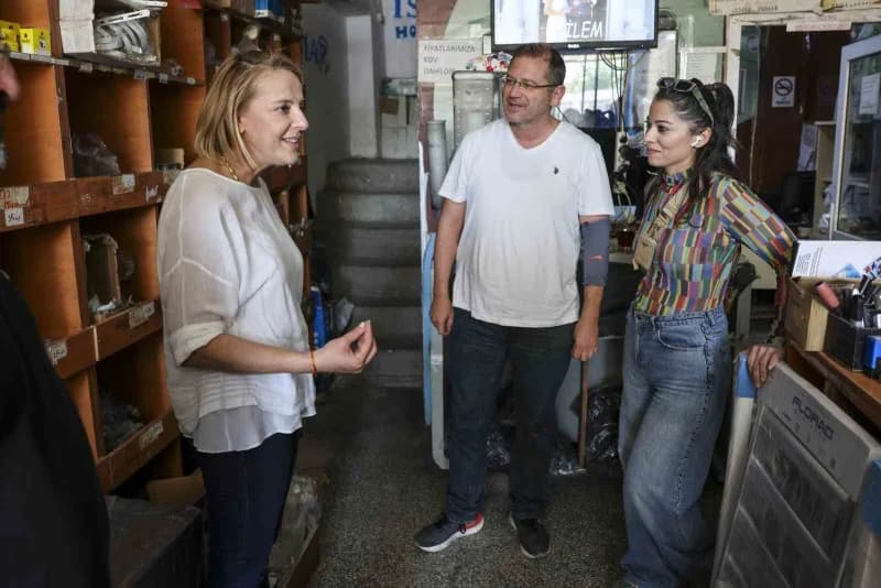 ATSO Başkan Adayı Hatice Öz, ekibiyle birlikte Antalya Eski Sanayi Sitesi’nde esnaf ve tüccarlarla buluştu. İşletmeleri