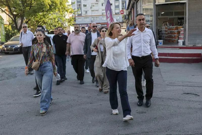 ATSO Başkan Adayı Hatice Öz, ekibiyle birlikte Antalya Eski Sanayi Sitesi’nde esnaf ve tüccarlarla buluştu. İşletmeleri
