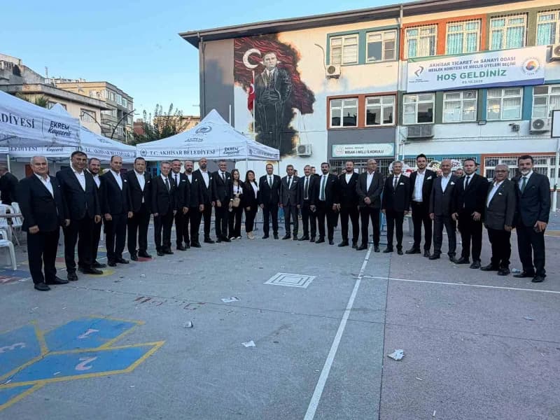 Akhisar Ticaret ve Sanayi Odası seçimlerinde oy verme işlemi ve sandık heyecanı