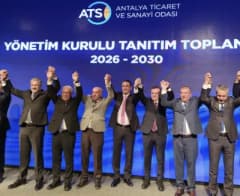 ATSO Başkanı Berkay Bahar yeni yönetim kurulu üyeleriyle birlikte toplantıda konuşma yapıyor