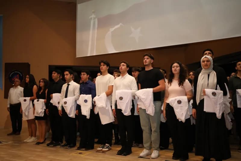 Akdeniz Üniversitesi Tıp Fakültesi’nde geleneksel "Beyaz Önlük Giyme Töreni" büyük bir coşkuyla gerç