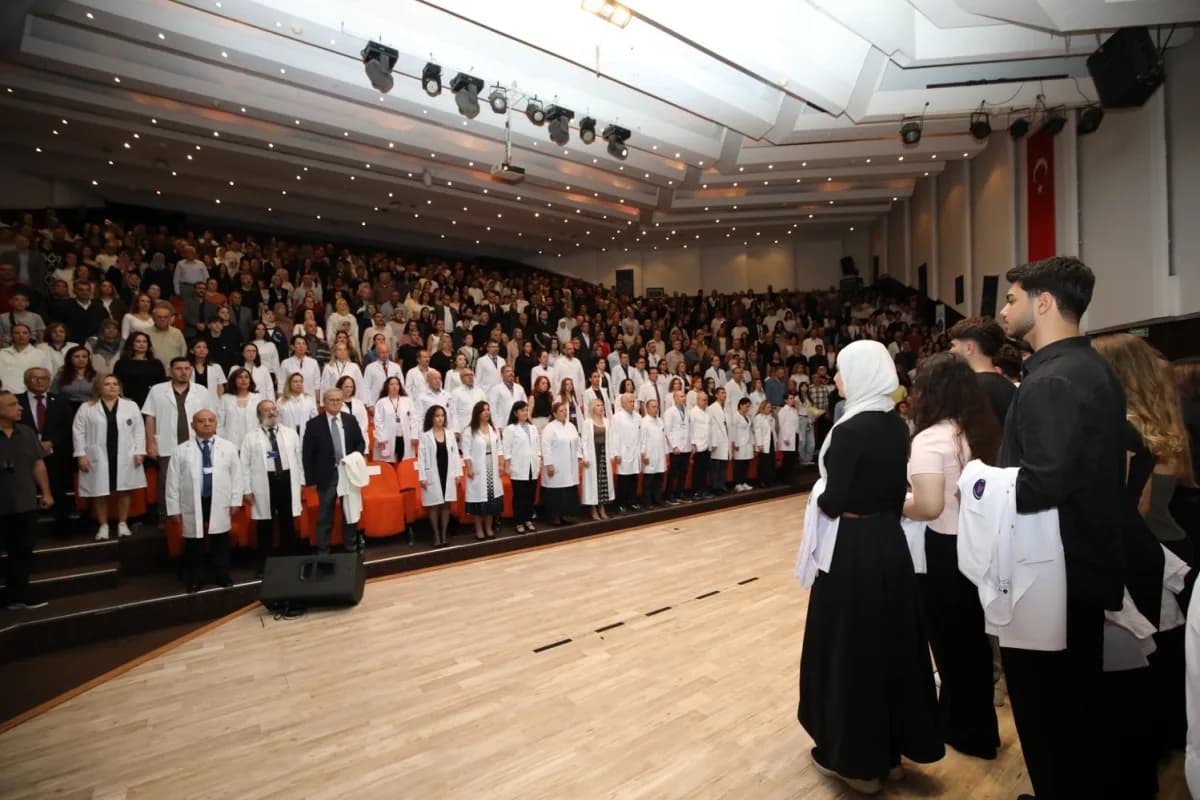 Akdeniz Üniversitesi Tıp Fakültesi’nde geleneksel "Beyaz Önlük Giyme Töreni" büyük bir coşkuyla gerç
