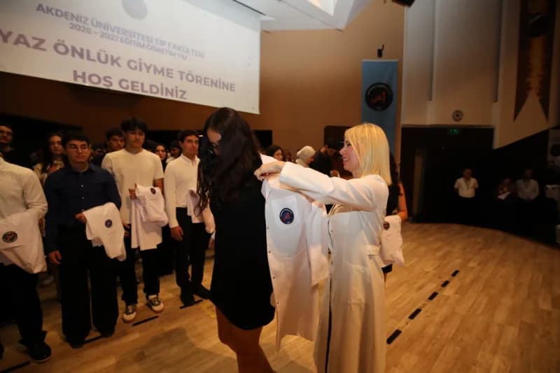 Rektör Prof. Dr. Özkan cübbe giydirdi