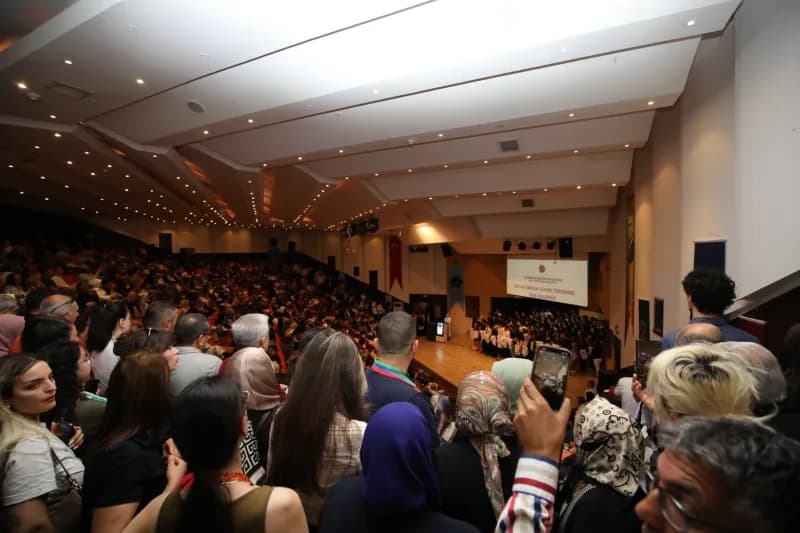 Akdeniz Üniversitesi Tıp Fakültesi’nde geleneksel "Beyaz Önlük Giyme Töreni" büyük bir coşkuyla gerç