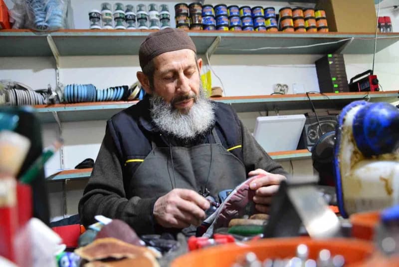 Çorum Alaca'da 73 yaşındaki Hüsnü Donalı ayakkabı tamirciliği yaparken