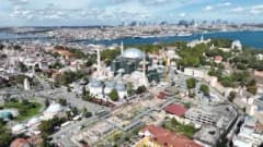 Ayasofya’nın ana kubbesi gri koruyucu brandalarla kaplanmış restorasyon çalışmaları devam ediyor
