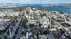 Ayasofya’nın ana kubbesi gri koruyucu brandalarla kaplanmış, restorasyon çalışmaları devam ediyor
