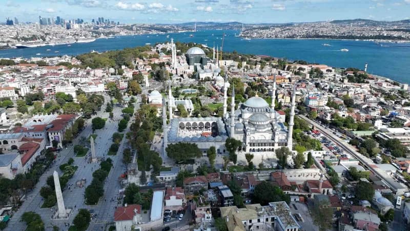 Ayasofya’nın ana kubbesi gri koruyucu brandalarla kaplanmış, restorasyon çalışmaları devam ediyor