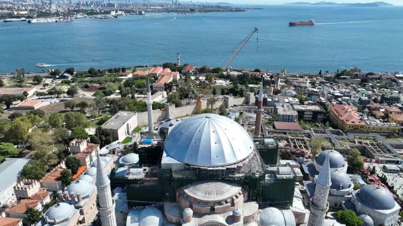 Ayasofya’nın ana kubbesinde yürütülen çalışmalar kapsamında mevcut kurşun kaplamaların sökülerek onarılması veya yenilen